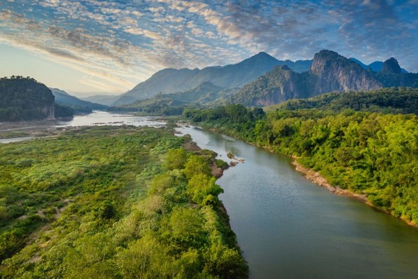 Vietnam - Laos: Temples, Mountains & Rivers